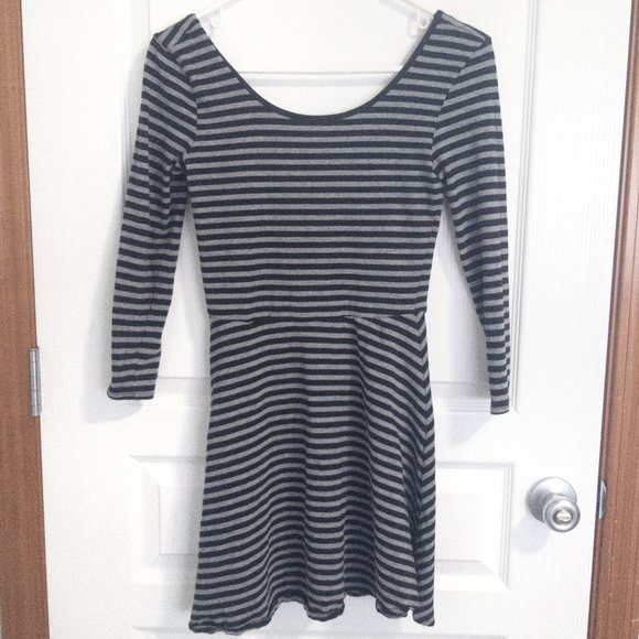 ✳🆕️Black Stripes Round Neckline Long Sleeve Dress - Picture 1 of 6